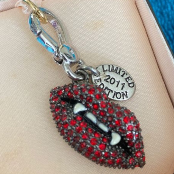 Juicy Couture HALLOWEEN Vampire Lips Charm LIMITED EDITION 2011 LE - Picture 2 of 5